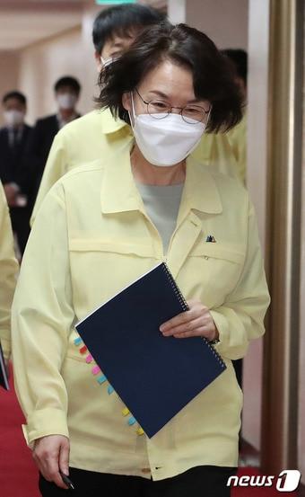 본문 이미지 - 임혜숙 과학기술정보통신부 장관이 17일 오전 서울 종로구 정부서울청사에서 영상으로 열린 국무회의에 참석하고 있다. 2021.8.17/뉴스1 ⓒ News1 박정호 기자
