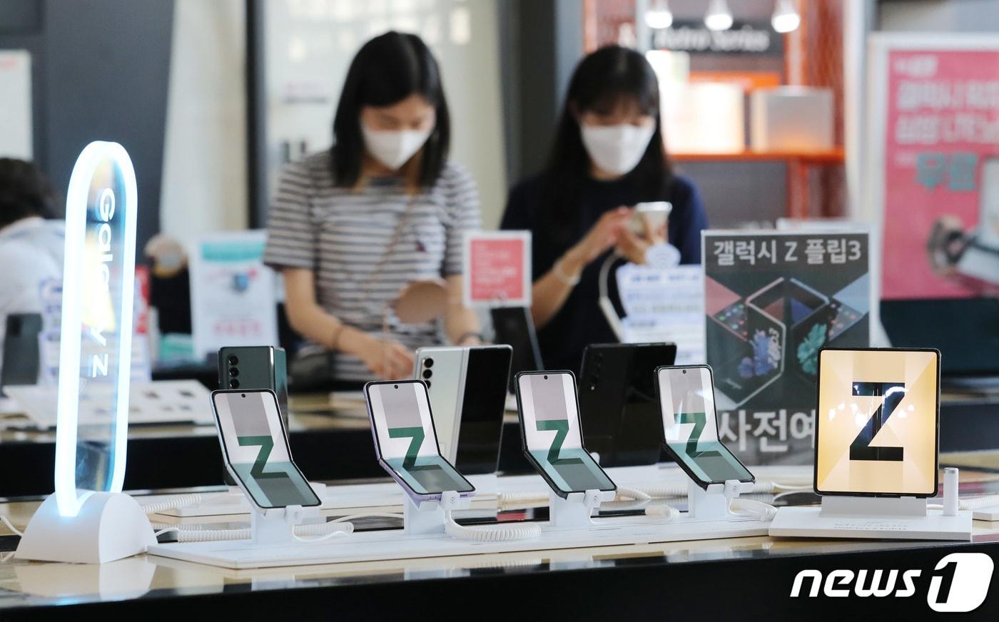 본문 이미지 - 삼성전자의 신형 폴더블폰 '갤럭시Z 폴드 3'와 '갤럭시Z 플립 3' 예약판매가 시작된 17일 서울 종로구 광화문 KT 스퀘어에 신형 폴더블폰이 진열되어 있다.  2021.8.17/뉴스1 ⓒ News1 박지혜 기자