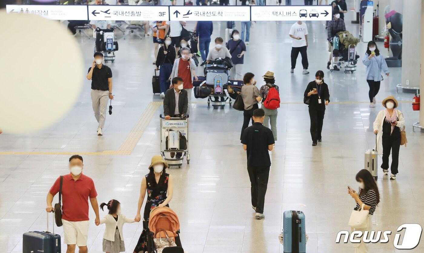 제주국제공항에서 관광객들이 이동하고 있다. 2021.8.17/뉴스1 ⓒ News1 오현지 기자