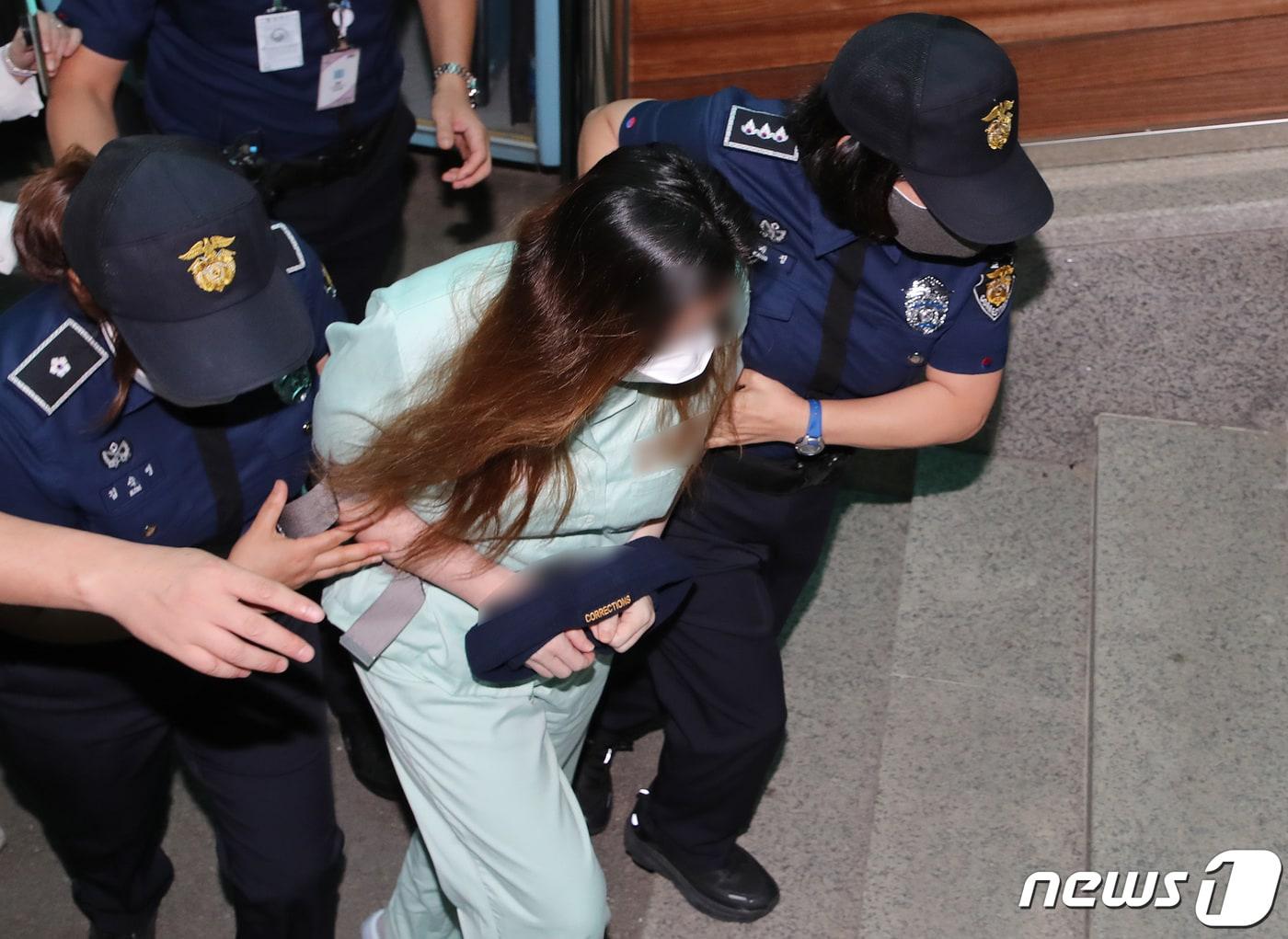 본문 이미지 - 2021년 8월17일 오후 대구지방법원 김천지원에서 열린 경북 구미 3세 여아 사망사건 1심 선고 공판에서 징역 8년형을 선고받은 '친모' A씨가 법원을 떠나고 있다. ⓒ News1 DB