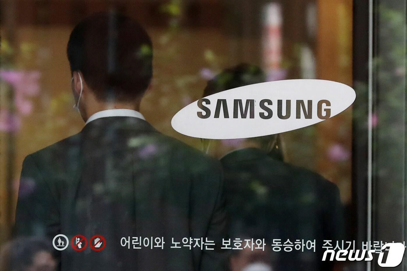 서울 서초구 삼성전자 사옥으로 직원들이 오가는 모습/뉴스1 ⓒ News1