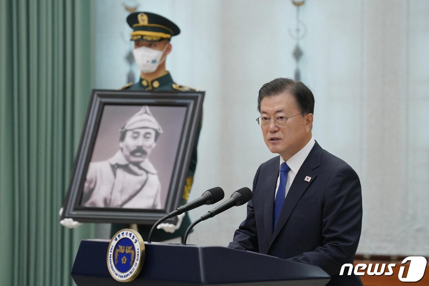 본문 이미지 - 문재인 대통령이 17일 청와대 본관에서 열린 고 홍범도 장군 훈장 추서식에서 연설하고 있다. 2021.8.17/뉴스1 ⓒ News1 유승관 기자