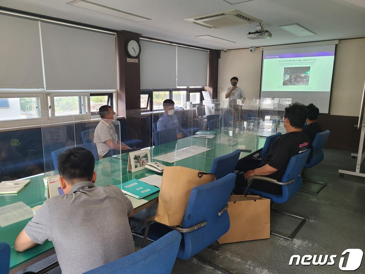 본문 이미지 - 가스감지기 배치 후 관련 교육을 실시하고 있다(부산항만공사제공) ⓒ 뉴스1