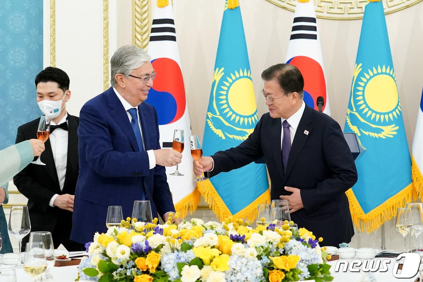 본문 이미지 - 문재인 대통령이 17일 청와대에서 열린 카심-조마르트 토카예프(Kassym-Jomart Tokayev) 카자흐스탄 대통령 국빈 만찬 행사에서 토카예프 대통령과 건배하고 있다. 2021.8.17/뉴스1 ⓒ News1 유승관 기자