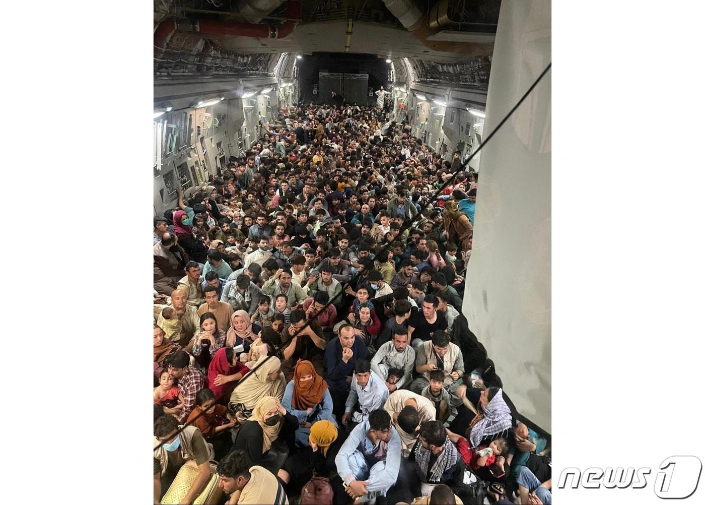본문 이미지 - 탈레반이 아프가니스탄 정권을 재장악한 뒤 아프간인들이 카불 공항에서 카타르로 가는 미국 공군 수송기에 빼곡하게 탑승해 있다. ⓒ AFP=뉴스1 ⓒ News1 우동명 기자