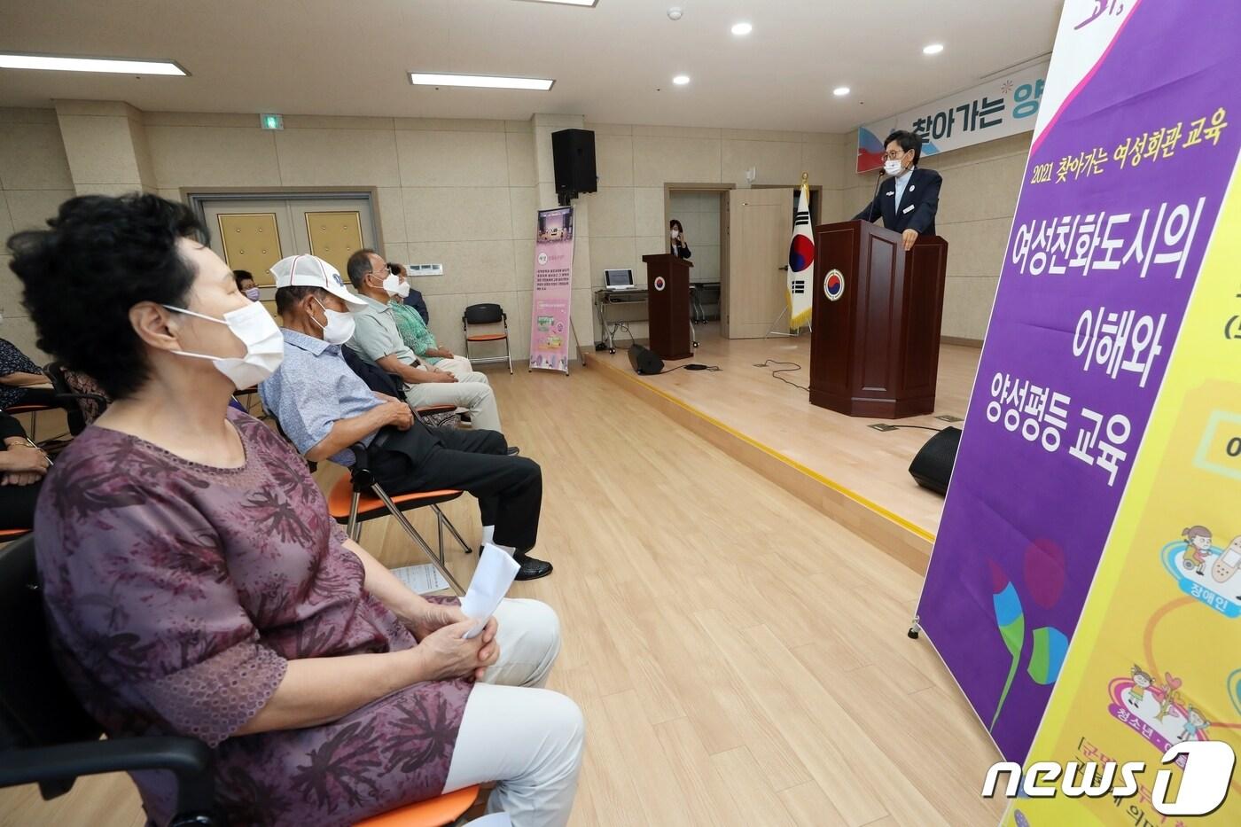 본문 이미지 - 전북 고창군이 여성친화도시 정책에 대한 주민 공감대를 넓히기 위해 ‘찾아가는 양성평등 교육’을 진행하고 있다.ⓒ 뉴스1