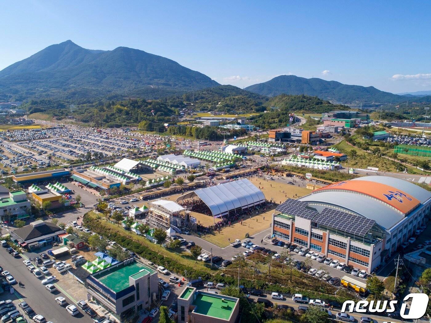 본문 이미지 - 산청한방약초축제 축제장 항공 전경(산청군 제공) ⓒ 뉴스1
