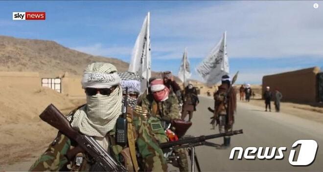 본문 이미지 - 우리 군의 구형 얼룩무늬 전투복 야상를 착용한 아프가니스탄의 탈레반 전투원. 우리 병장계급장이 눈에 띈다. (스카이뉴스 캡처) ⓒ 뉴스1