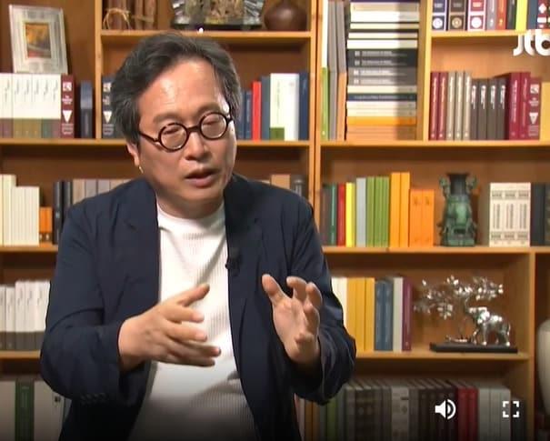 본문 이미지 - 경기관광공사 사장으로 내정된 맛칼럼니스트 황교익씨가 지난 17일 jtbc와 관련 내용에 대해 인터뷰 하는 모습. (jtbc 갈무리) ⓒ 뉴스1