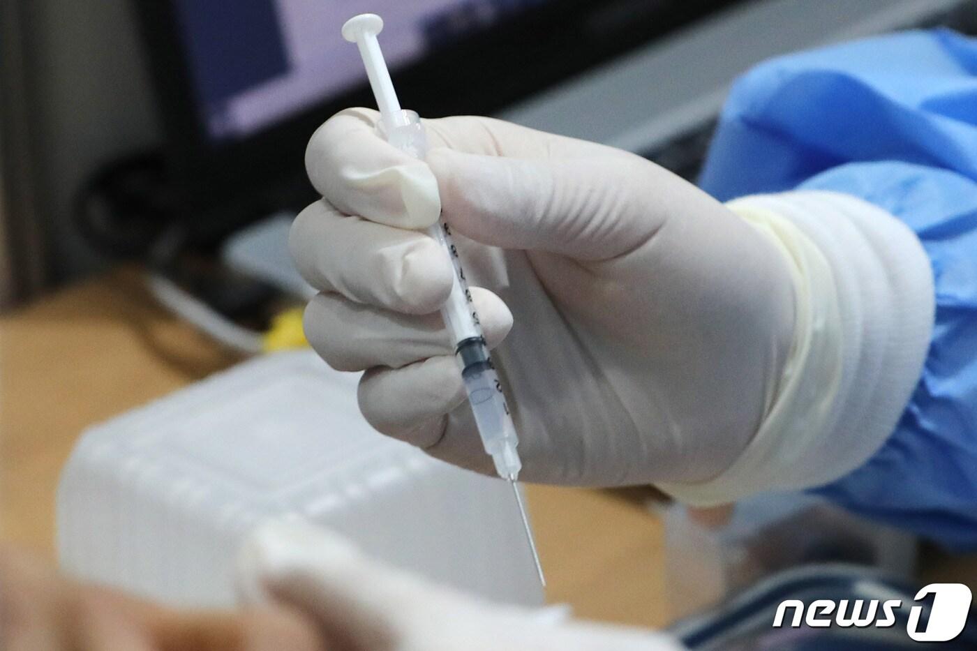 신종 코로나 바이러스 감염증(코로나19) 확산세가 이어지고 있는 18일 서울 영등포구 코로나19 예방접종센터에서 의료진이 시민에게 백신을 접종하고 있다. 2021.8.18/뉴스1 ⓒ News1 이광호 기자