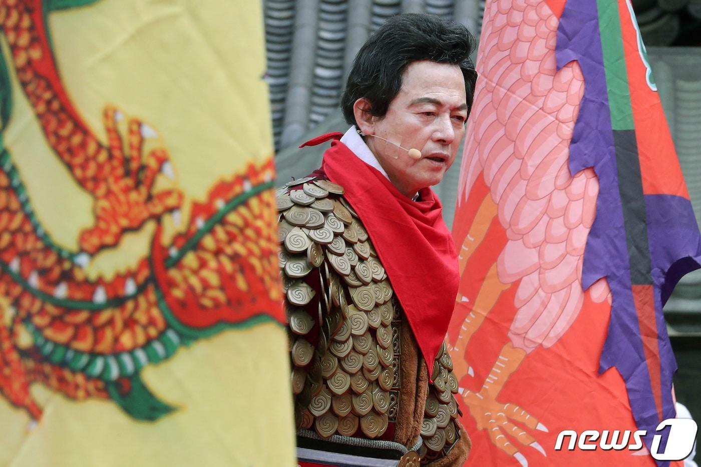 허경영 국가혁명당 명예대표가 18일 경기 고양시 덕양구 행주산성에서 열린 공식 대선출마 기자회견에 입장하고 있다. 허 대표는 "국민들은 출산, 생활, 취업 절벽에서 고통을 호소하고 있다＂며 ＂대통령에 당선되면 취임 2개월안에 만 18세 이상 모든 국민에게 1인당 1억원과 매월 국민배당금 150만 원을 지급하겠다＂고 공약을 내걸었다. 2021.8.18/뉴스1 ⓒ News1 이동해 기자