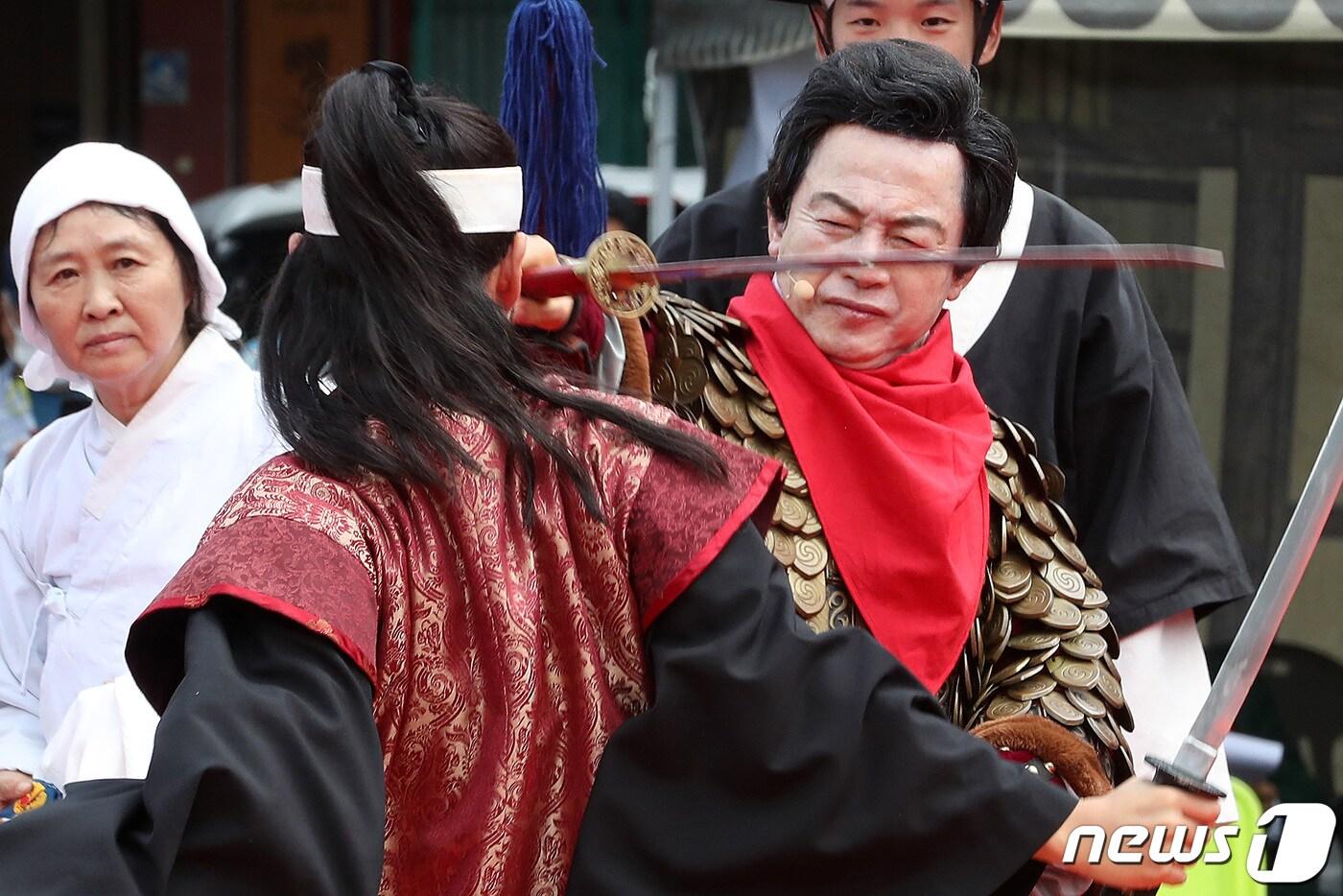 허경영 국가혁명당 명예대표가 18일 경기 고양시 덕양구 행주산성에서 열린 공식 대선출마 기자회견에 앞서 왜군을 물리치는 퍼포먼스를 하고 있다.  2021.8.18/뉴스1 ⓒ News1 이동해 기자