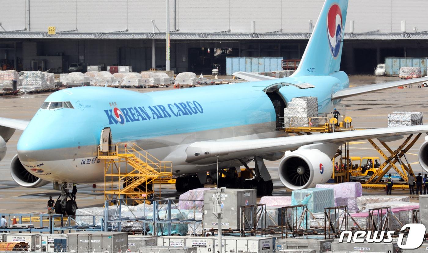 본문 이미지 - 인천공항 화물터미널에 착륙한 코로나19 화이자 백신을 실은 대한항공 화물기에서 하역작업이 진행되고 있다. 2021.8.18/뉴스1 ⓒ News1 김명섭 기자
