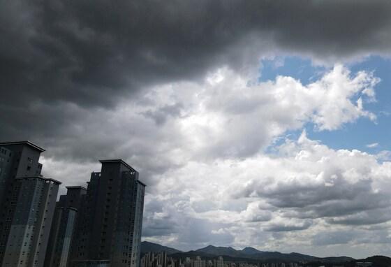 본문 이미지 - 전북 전주시 도심 위로 먹구름이 드리우고 있다. 2021.8.18/뉴스1 ⓒ News1 유경석 기자