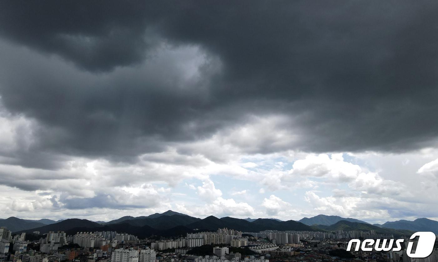 전북 전주시 도심 위로 먹구름이 드리우고 있다. 2021.8.18/뉴스1 ⓒ News1 유경석 기자