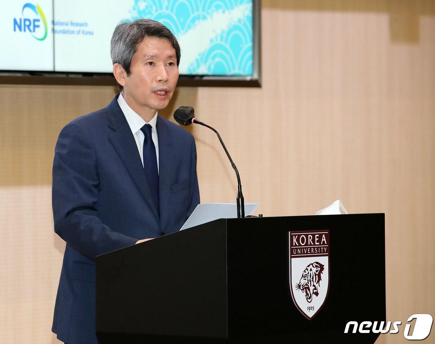 본문 이미지 - 이인영 통일부 장관이 18일 서울 성북구 안암동 고려대학교 SK미래관에서 열린 ‘2021 한국정치세계학술대회’에서 기조연설을 하고 있다. 2021.8.18/뉴스1 ⓒ News1 김진환 기자