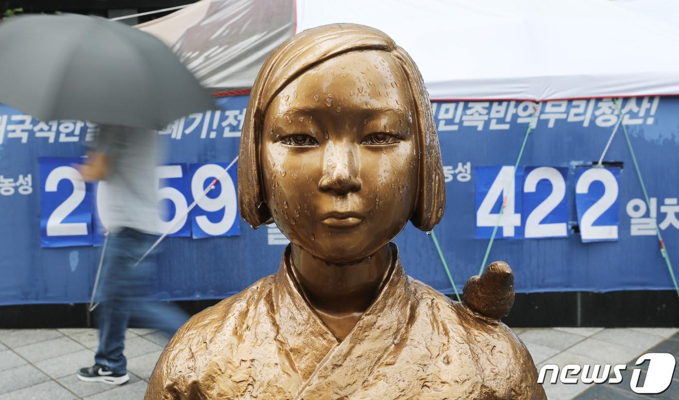 본문 이미지 - 여가부가 위안부 피해자 명예훼손에 적극 대응하기로 했다. 18일 오전 서울 종로구 옛 일본대사관 앞 평화의소녀상에 빗물이 떨어지고 있다. 이날 여가부에 따르면 인재근 더불어민주당 의원은 기림의날(8월14일)을 하루 앞둔 지난 13일 위안부피해자지원법에 피해자와 유족에 대한 권익보호, 허위사실 유포 처벌 조항을 신설하는 내용의 개정안을 발의했다고 밝혔다. 2021.8.18/뉴스1 ⓒ News1 박지혜 기자