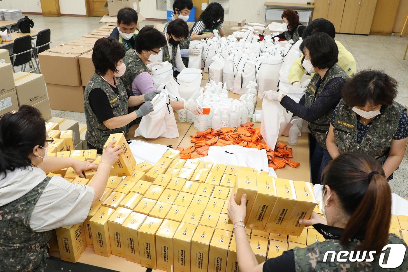 본문 이미지 - 8월18일 오후 대구 달서구청 충무관에서 달서구여성예비군과 자원봉사자들이 자가격리자 세대에 전달할 위생용품 키트 2000개를 포장하고 있다.  2021.8.18/뉴스1 ⓒ News1 공정식 기자