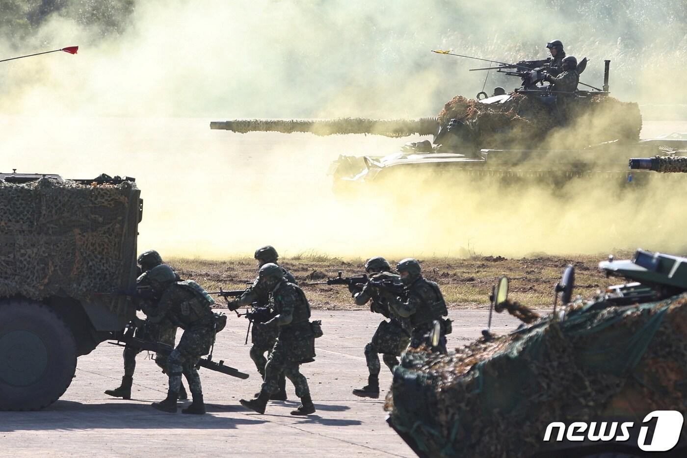 본문 이미지 - 대만 군사가 훈련을 실시하고 있다. ⓒ 로이터=뉴스1 ⓒ News1 정윤영 기자