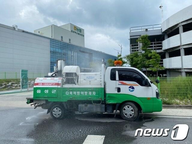 본문 이미지 - 18일 충북 음성군은 아프리카돼지열병이 강원 남서부 지역으로 확산하자 지역 양돈농가 등을 중심으로 소독을 강화하고 있다고 밝혔다. 사진은 음성축산물공판장 소독 모습.(음성군 제공)2021.8.18/ⓒ 뉴스1