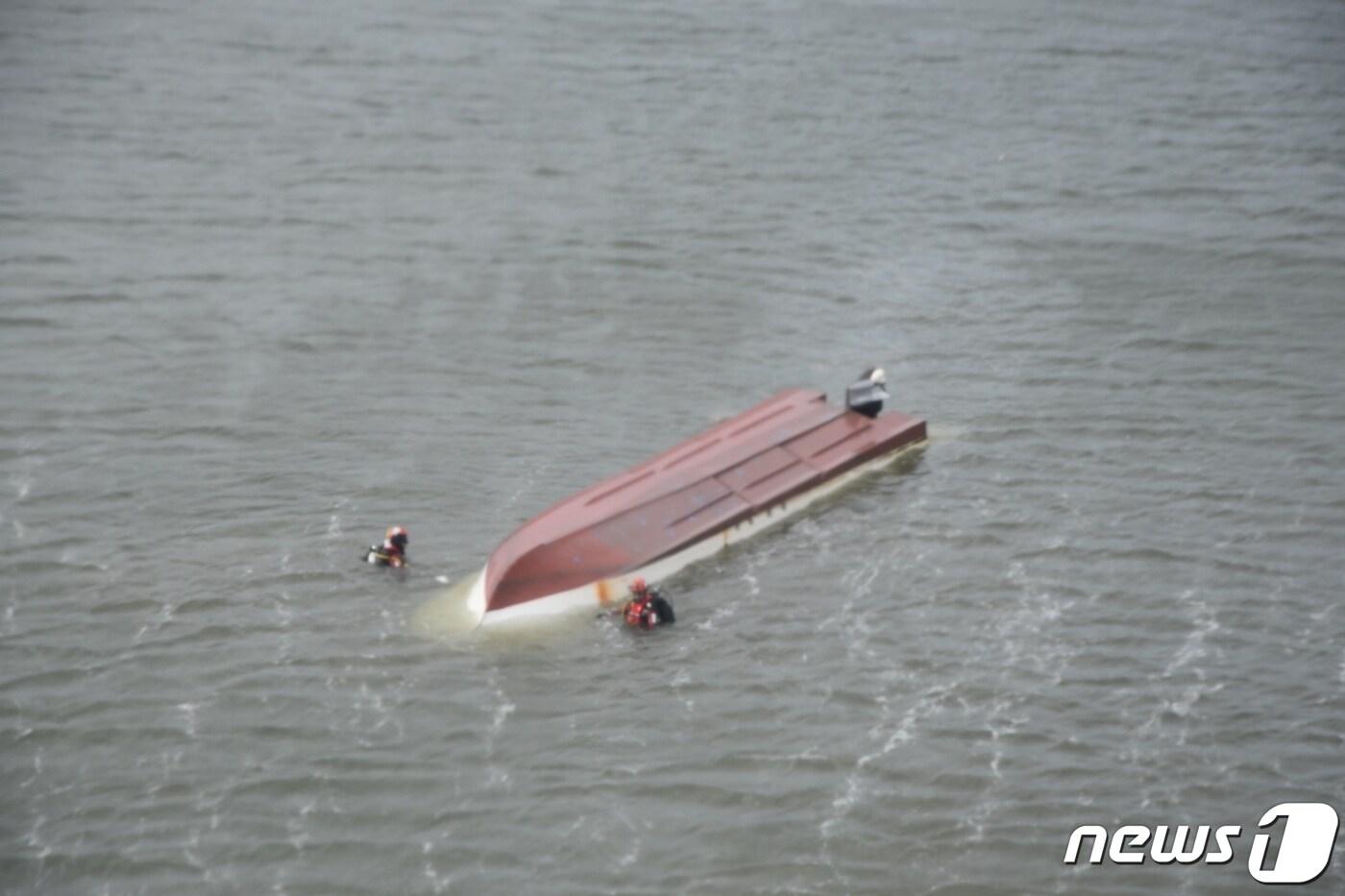본문 이미지 - 18일 오후 4시23분께 전북 금강하굿둑을 통과하던 2.88톤 배가 전복됐다. 군산해경은 이 배에 탑승하고 있던 6명을 모두 구조했지만, 이들 중 1명이 결국 숨졌다.(군산해경 제공)2021.8.18/ⓒ 뉴스1