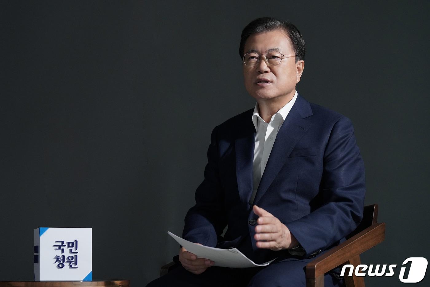 문재인 대통령이 지난해 8월19일 청와대 본관 집무실에서 ‘국민청원’ 도입 4주년을 맞아 국민청원에 직접 답변하고 있다. (청와대 제공) 2021.8.19/뉴스1 ⓒ News1 유승관 기자