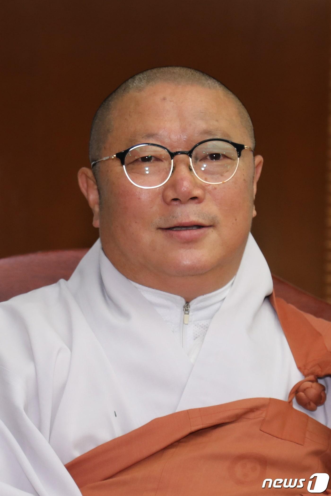 본문 이미지 - 신임 마곡사 주지 원경스님ⓒ 뉴스1