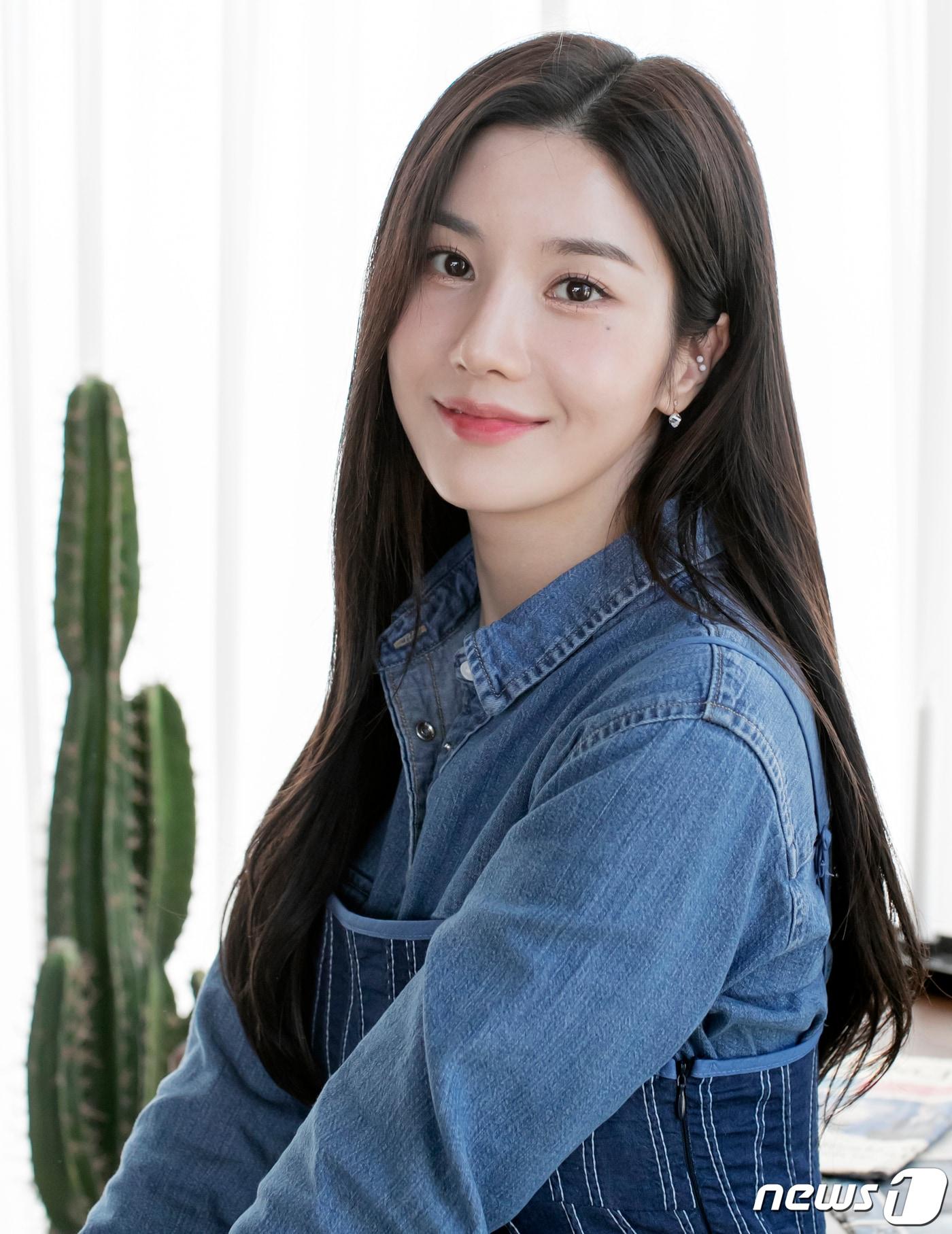 본문 이미지 - 아이즈원 출신 가수 권은비가 서울 강남구 논현동 루프탑 스튜디오에서 진행된 뉴스1과의 인터뷰에 앞서 포즈를 취하고 있다. / 뉴스1 ⓒ News1 김진환 기자