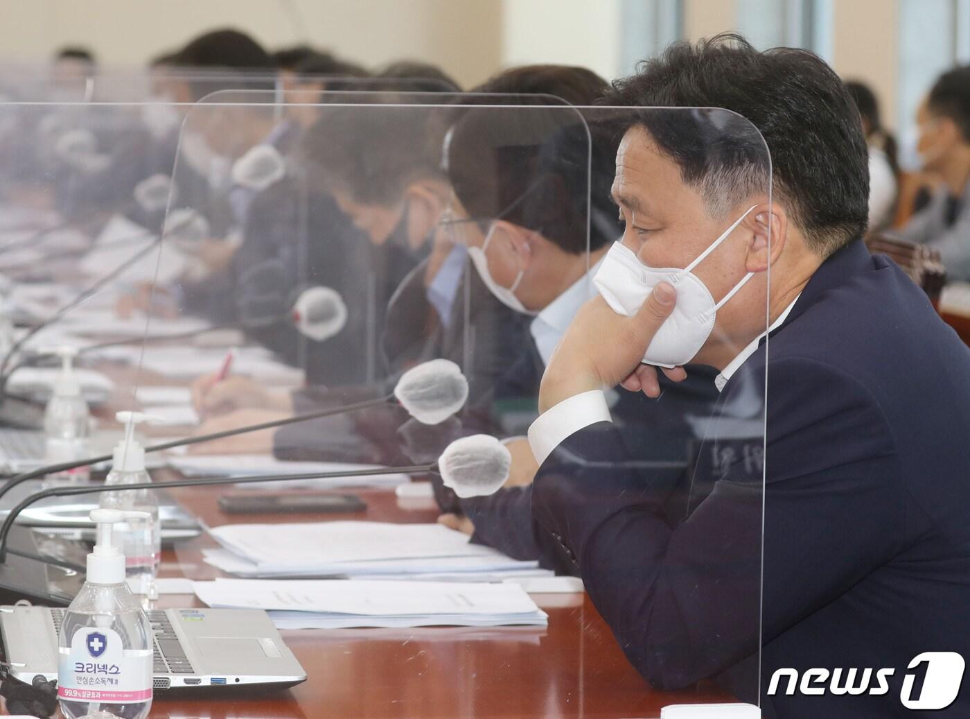 본문 이미지 - 19일 여의도 국회에서 열린 기획재정위원회 전체회의에서 김영진 더불어민주당 간사가 생각에 잠겨 있다. 기재위는 이날 1가구 1주택자의 종합부동산세 과세 기준선을 9억원에서 11억원으로 상향하는 내용 종부세법 개정안을 통과시켰다. 2021.8.19/뉴스1 ⓒ News1 오대일 기자