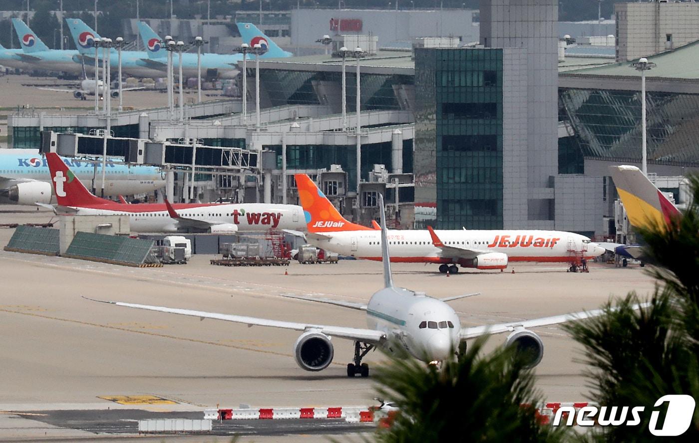 본문 이미지 - 인천국제공항 주기장에 갈곳 잃은 저비용항공사(LCC) 여객기들이 계류돼 있다. 2021.8.19/뉴스1 ⓒ News1 이동해 기자