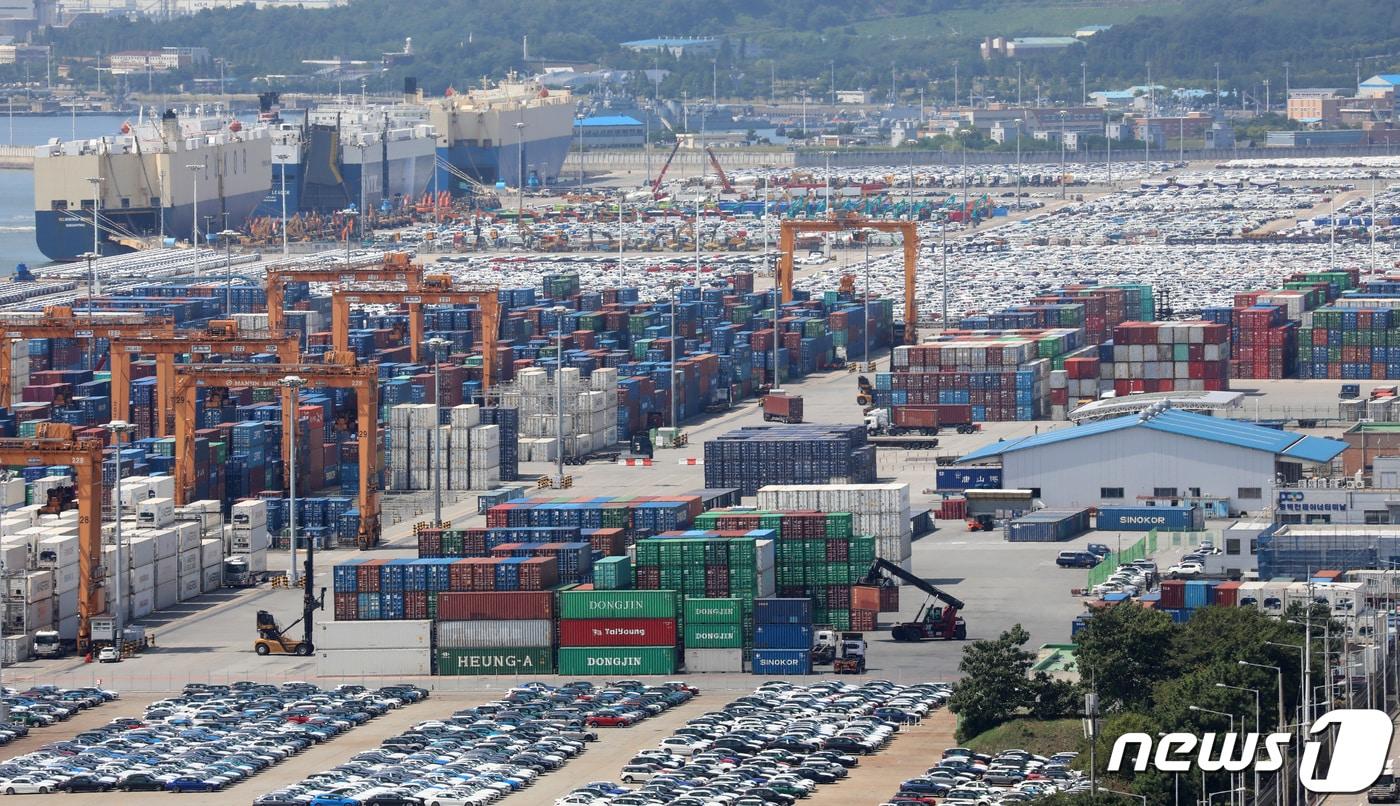 본문 이미지 - 경기도 평택시 포승읍 평택항 수출 야적장에 자동차와 컨테이너가 쌓여있는 모습. 2021.8.19 ⓒ 뉴스1 김영운 기자