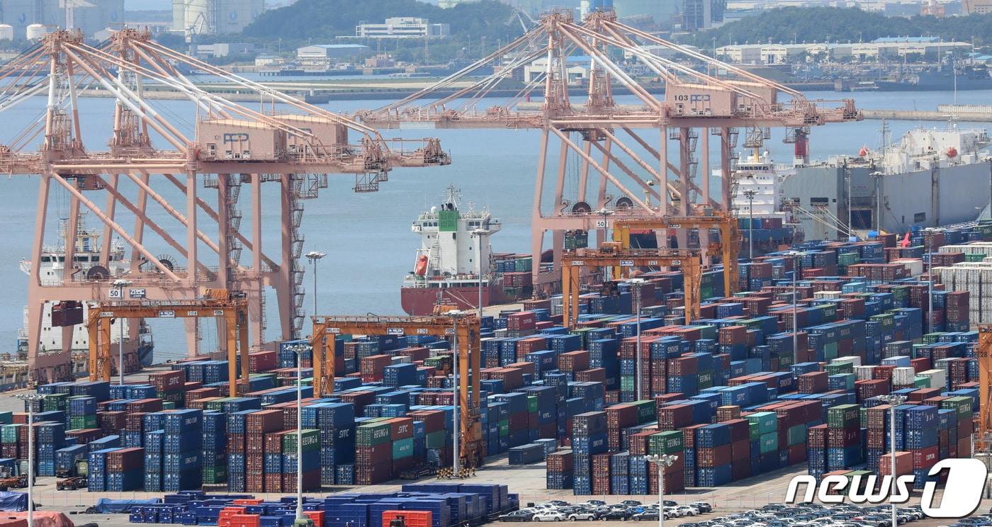 평택항 수출 야적장에 자동차와 컨테이너가 쌓여있다&#40;사진은 기사 내용과 관련이 없음&#41;. 2021.8.19/뉴스1 ⓒ News1 김영운 기자