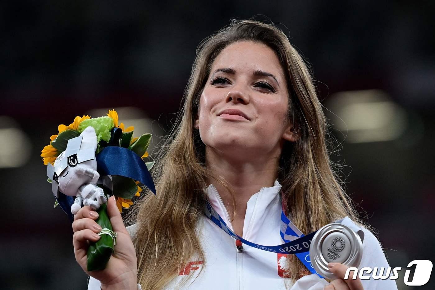 본문 이미지 - 도쿄 올림픽 창던지기 여자부 은메달을 딴 폴란드의 안드레이칙 ⓒ AFP=뉴스1
