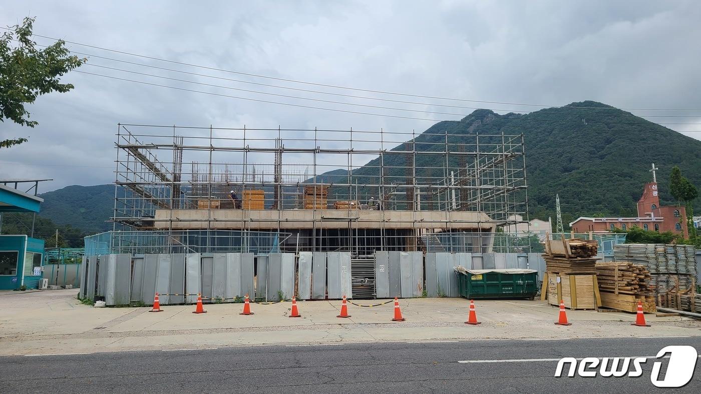 유명 커피브랜드 '스타벅스'가 전남 화순에 들어선다. 22일 매장 신축 공사가 한창이다. ⓒ News1