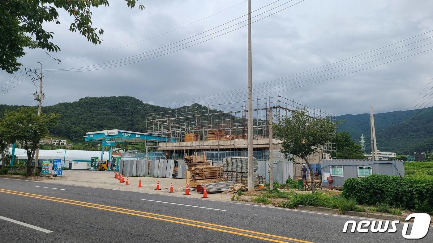 본문 이미지 - 스타벅스커피 코리아의  전남 화순 신규 매장의 신축 공사가 진행 중이다. ⓒ News1 박영래 기자