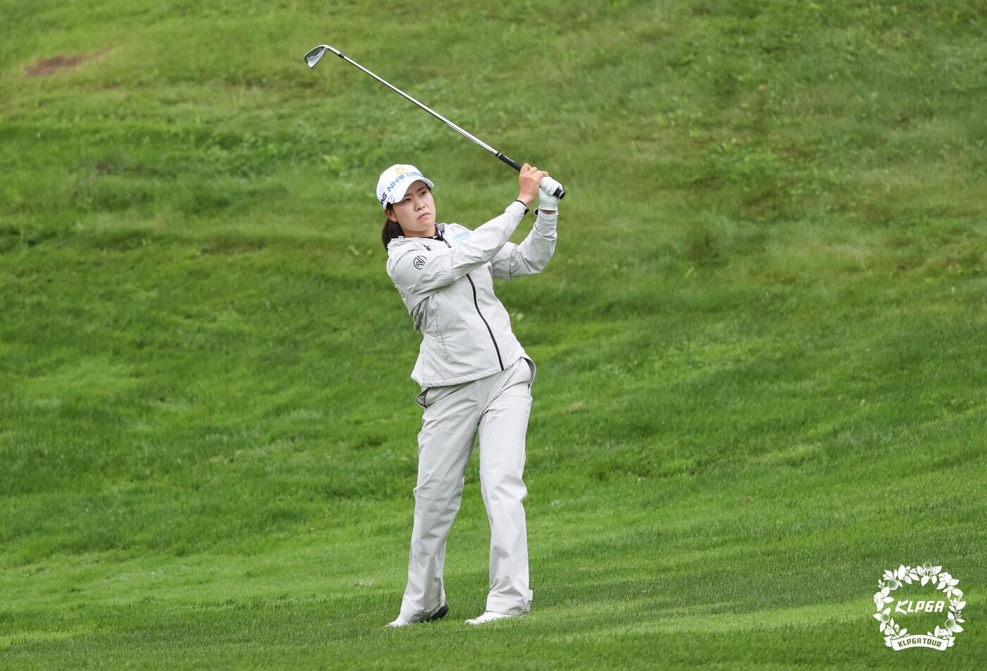 박민지가 19일 강원도 정선 하이원CC에서 열린 '국민쉼터 하이원 리조트 여자오픈 2021' 1라운드 4번 홀에서 아이언 샷을 하고 있다. (KLPGA 제공) 2021.8.19/뉴스1