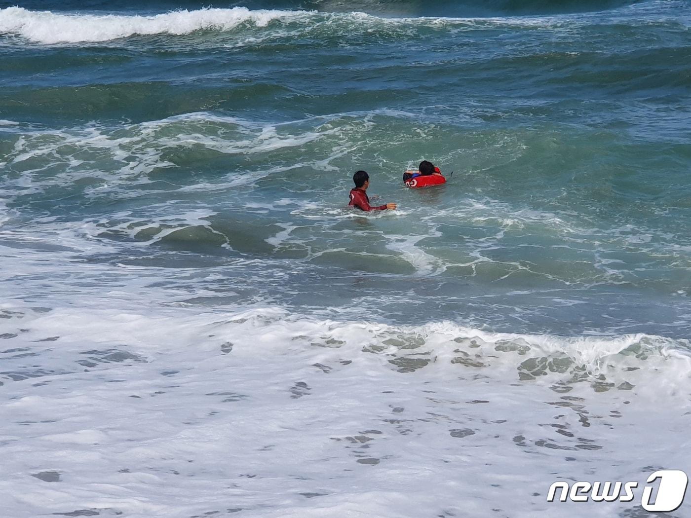 본문 이미지 - 강원 동해안의 한 해변에서 익수자 구조하는 해경.(뉴스1 DB)