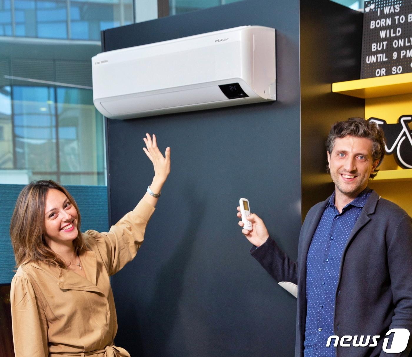 본문 이미지 - 삼성전자 직원이 이탈리아 법인 내의 스마트홈 쇼룸에서 무풍에어컨을 소개하고 있다. (삼성전자 제공)ⓒ 뉴스1