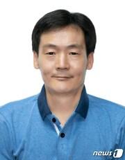 본문 이미지 - 남해에서 작은 빵집을 혼자 운영하며 인근 초등학교 학생들에게 1년 넘게 무료로 빵을 제공한 봉사활동으로 LG 의인상을 받게 된 제빵사 김쌍식씨(47). (LG복지재단 제공) ⓒ 뉴스1