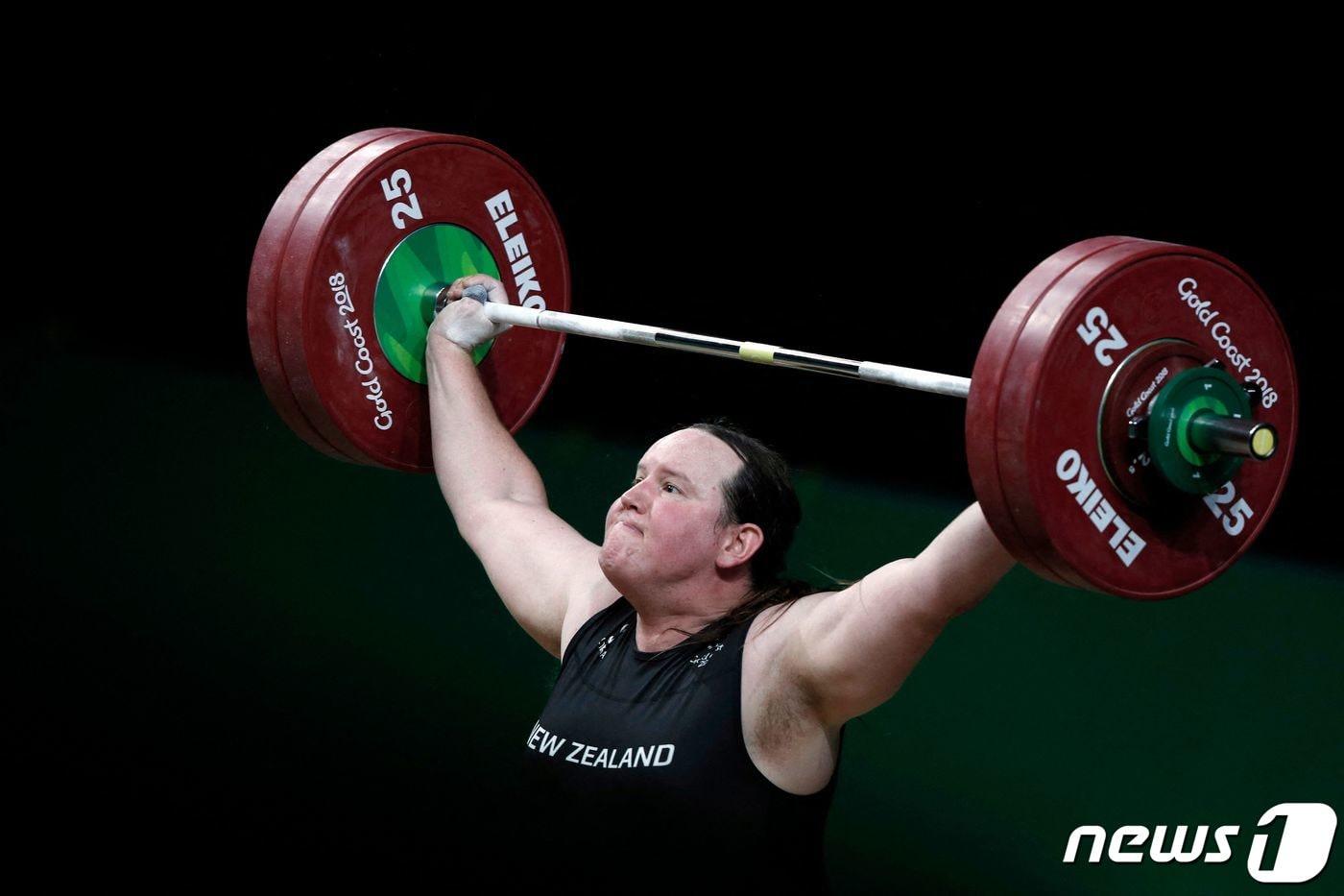 본문 이미지 - 성전환 후 처음으로 올림픽에 참가하는 뉴질랜드 역도 여자 국가대표 로렐 허버드.ⓒ AFP=뉴스1