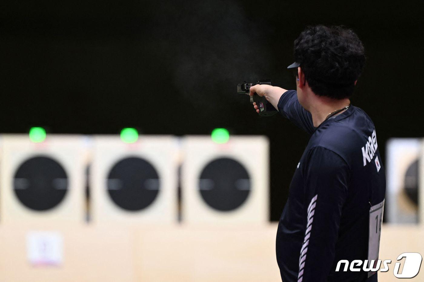 본문 이미지 - 한대윤이 2020 도쿄 올림픽 사격 남자 25m 속사권총 결승에 진출했다. ⓒ AFP=뉴스1