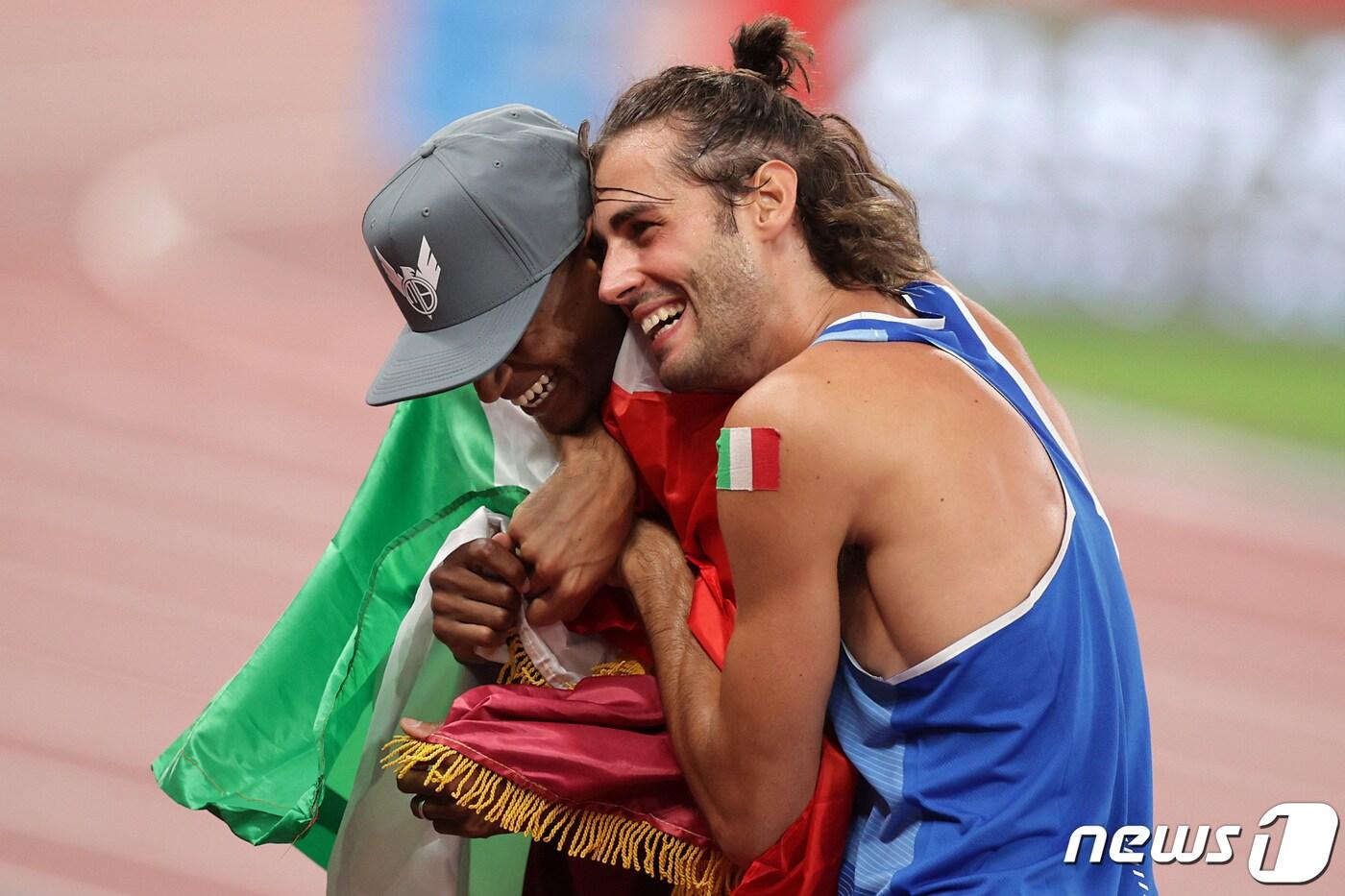 2020년 도쿄올림픽 남자 높이뛰기에서 금메달을 공유한 무타즈 바르심(왼쪽)과 지안마르코 탐베리가 서로 껴안은채 기뻐하고 있다. ⓒ 로이터=뉴스1 ⓒ News1 박형기 기자