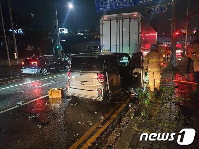 본문 이미지 - 1일 오후 11시 8분쯤 경기 부천시 내동의 한 도로에서 레이 승용차가 신호 대기중이던 트럭을 추돌해 900만원의 재산피해가 났다.(경기부천소방서제공)2021.8.2/뉴스1 ⓒ News1 정진욱 기자