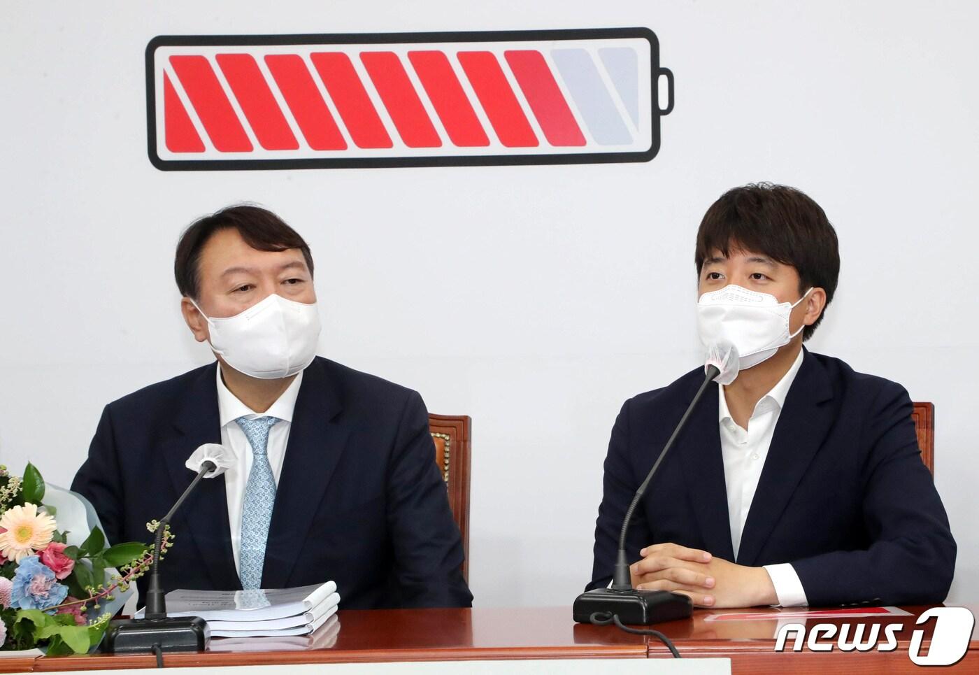 이준석 국민의힘 대표가 2일 서울 여의도 국회에서 최근 입당한 윤석열 전 검찰총장에게 입당 축하 인사말을 하고 있다. 2021.8.2/뉴스1 ⓒ News1 구윤성 기자