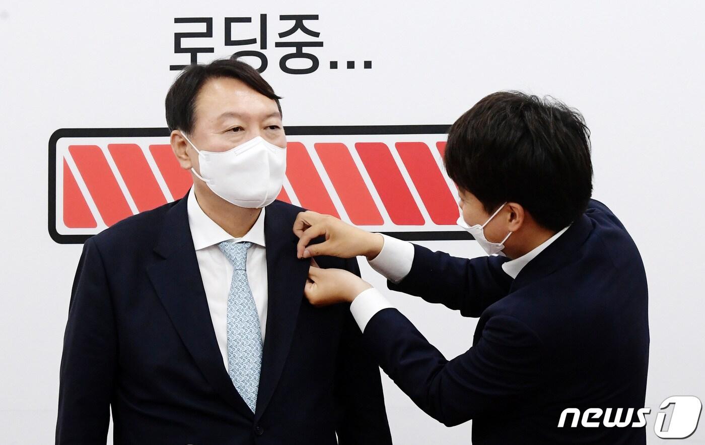 이준석 국민의힘 대표가 2일 오전 서울 여의도 국회를 찾은 윤석열 대선 예비후보에게 당 배지를 달아주고 있다. 2021.8.2/뉴스1 ⓒ News1 구윤성 기자