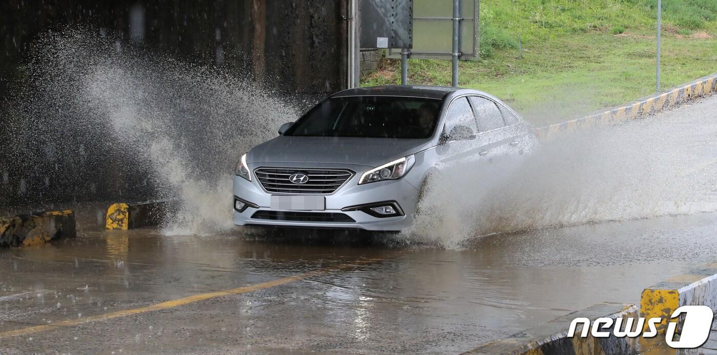 대전 중구 증촌동 천변도로에서 지나는 차량이 물보라를 일으키며 지나고 있다. 2021.8.2/뉴스1 ⓒ News1 김기태 기자