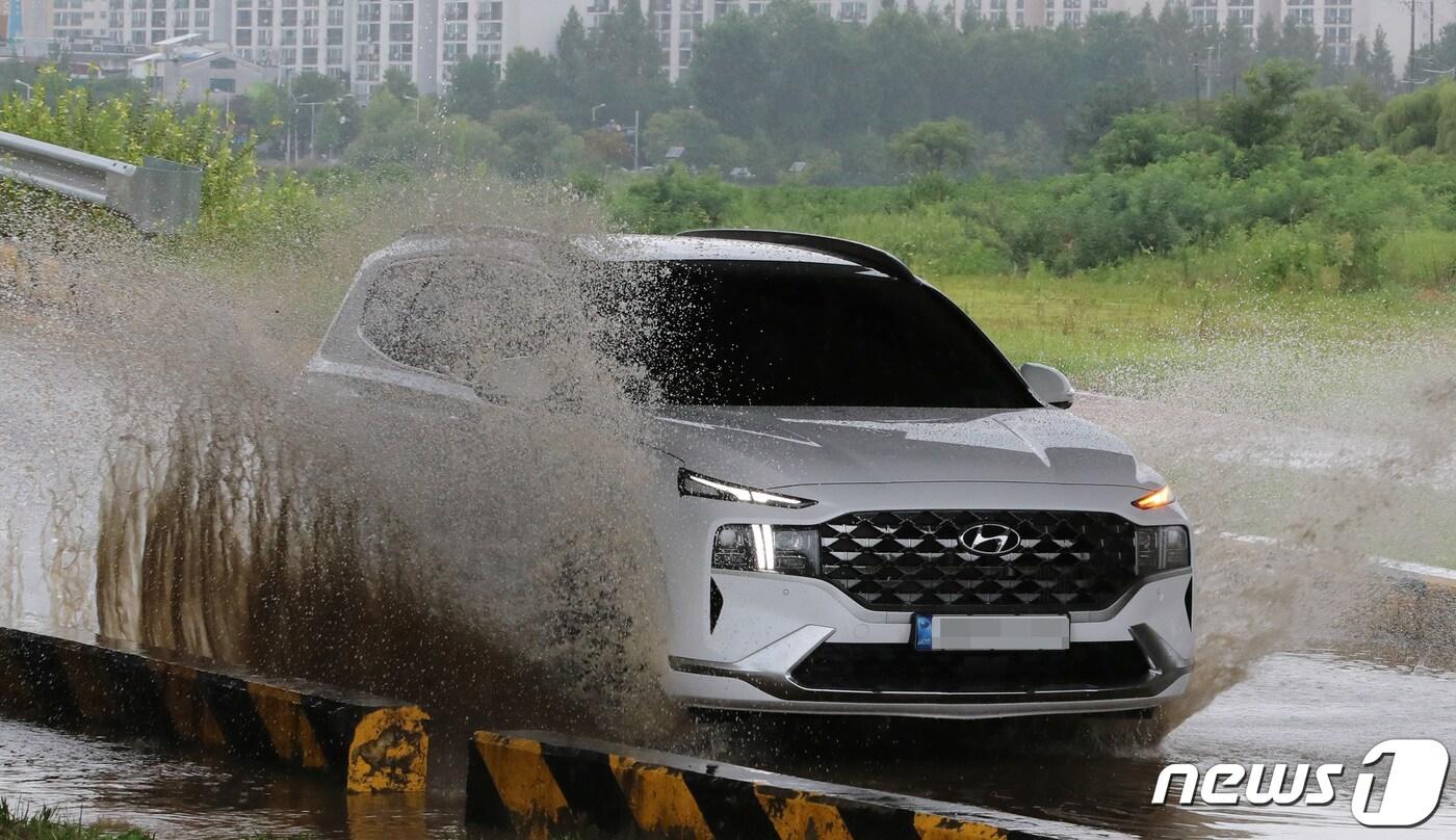 대전 중구 증촌동 천변도로에서 지나는 차량이 물보라를 일으키며 지나고 있다. 2021.8.2/뉴스1 ⓒ News1 김기태 기자