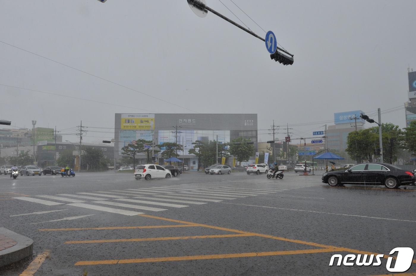 본문 이미지 - 경북 포항시 남구 지역에 신호동이 낙뢰에 먹통이 되면서 운전자들이 .거북이 운행을 하고 있다. 2021.8.2 ⓒ 뉴스1 최창호 기자