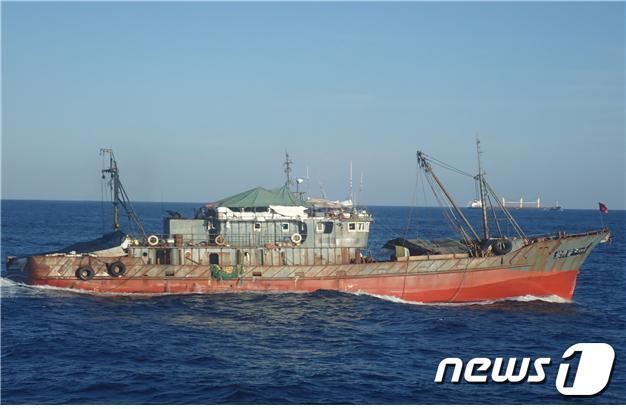 본문 이미지 - 서해 한·중 잠정조치수역에서 불법조업 혐의가 의심된 중국어선의 모습. (해경청 제공)2021.8.2/뉴스1 ⓒ News1 정진욱 기자