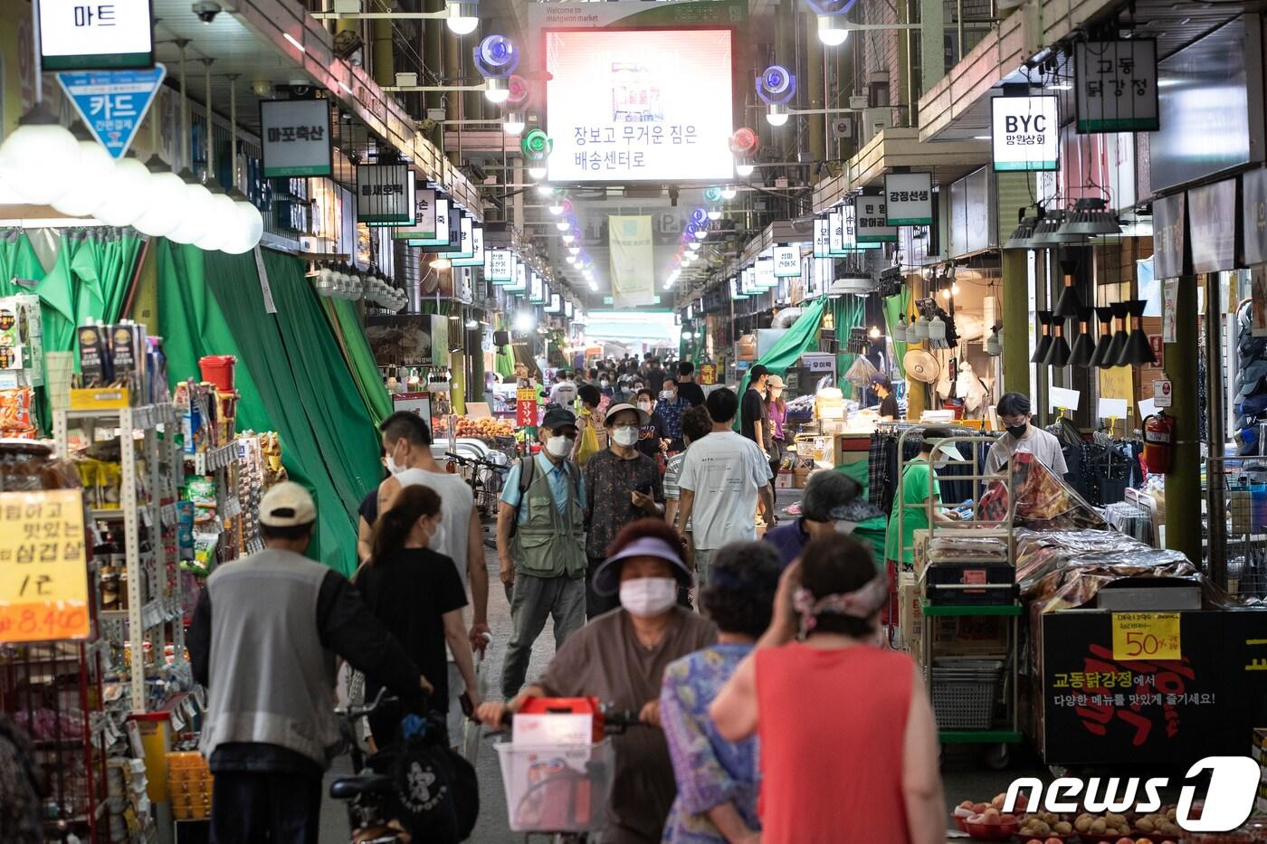 본문 이미지 - 2일 서울시내 한 전통시장을 찾은 시민들이 장을 보고 있다. 2021.8.2/뉴스1 ⓒ News1 유승관 기자